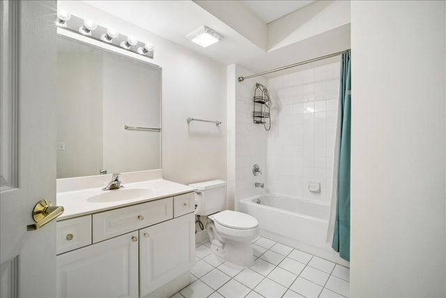 1327 BROWN Street 303, Des Plaines, IL 60016