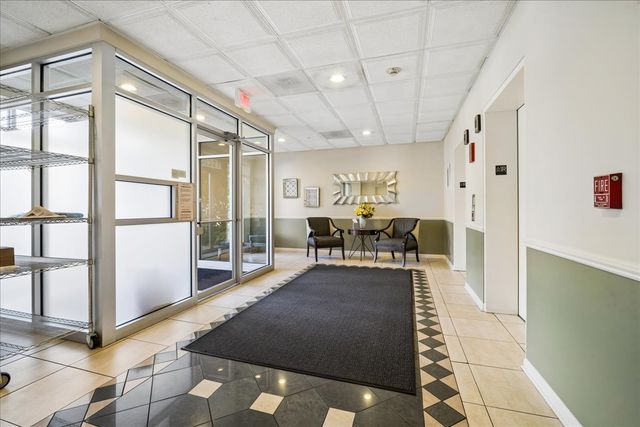 1327 BROWN Street 303, Des Plaines, IL 60016