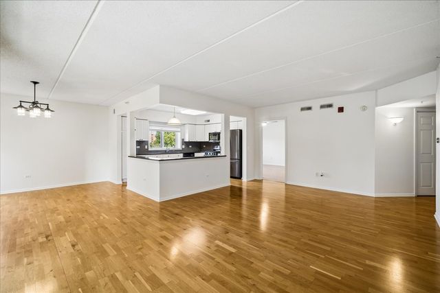 1327 BROWN Street 303, Des Plaines, IL 60016