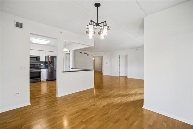 1327 BROWN Street 303, Des Plaines, IL 60016