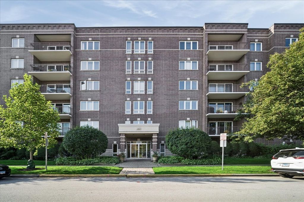 1327 BROWN Street 303, Des Plaines, IL 60016