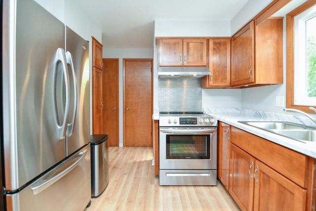 1421 ARGONNE DRIVE, Green Bay, WI 54304