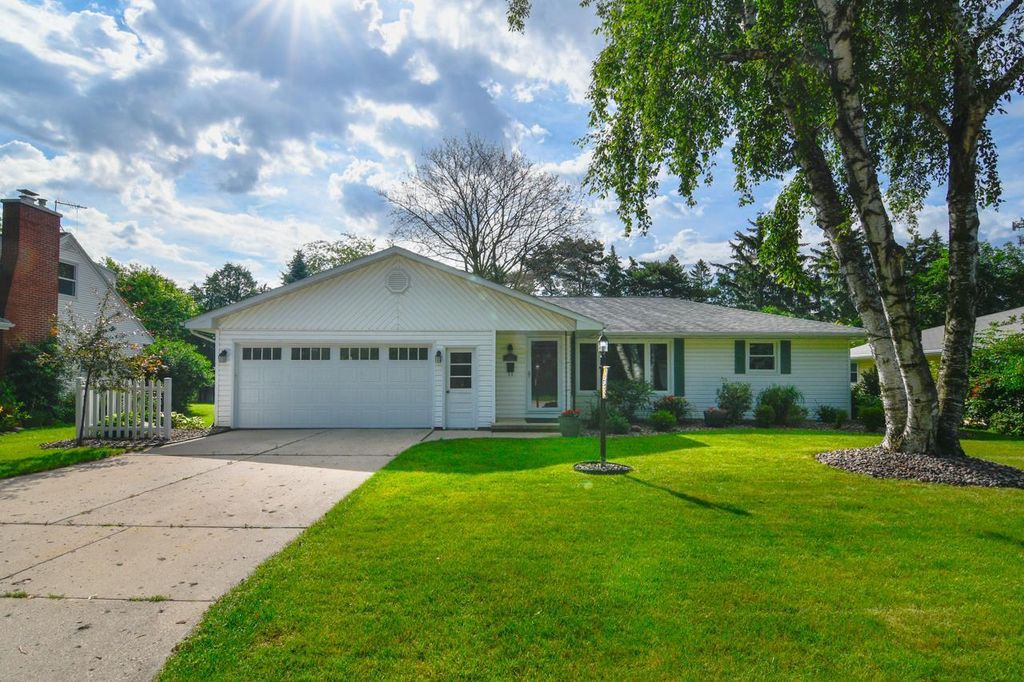 1421 ARGONNE DRIVE, Green Bay, WI 54304