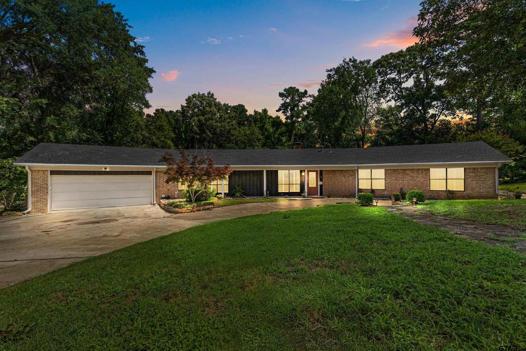 1821 Azalea St, Gilmer, TX 75644