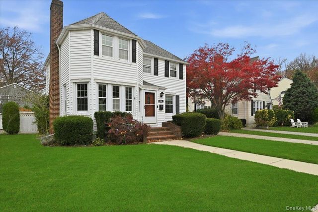 143 Bromleigh Road, Stewart Manor, NY 11530