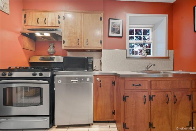 143 Bromleigh Road, Stewart Manor, NY 11530