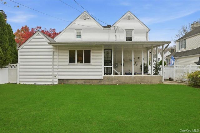 143 Bromleigh Road, Stewart Manor, NY 11530