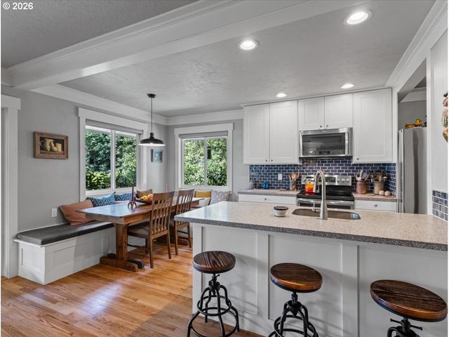 6025 CARMAN Dr, Lake Oswego, OR 97035