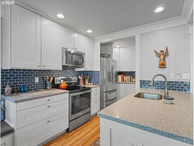 6025 CARMAN Dr, Lake Oswego, OR 97035