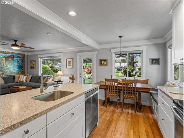 6025 CARMAN Dr, Lake Oswego, OR 97035