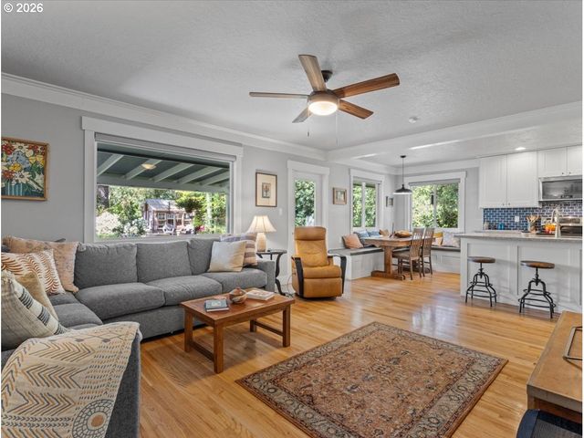 6025 CARMAN Dr, Lake Oswego, OR 97035