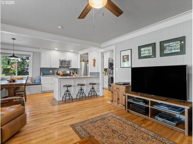 6025 CARMAN Dr, Lake Oswego, OR 97035