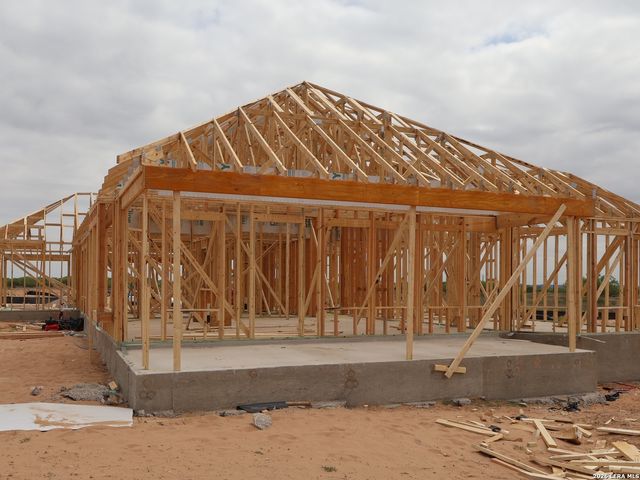 17415 Elder Walnut Drive, Elmendorf, TX 78112