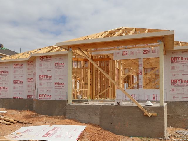 17415 Elder Walnut Drive, Elmendorf, TX 78112