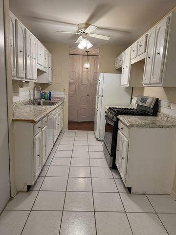 2201 S Grace Street 106, Lombard, IL 60148