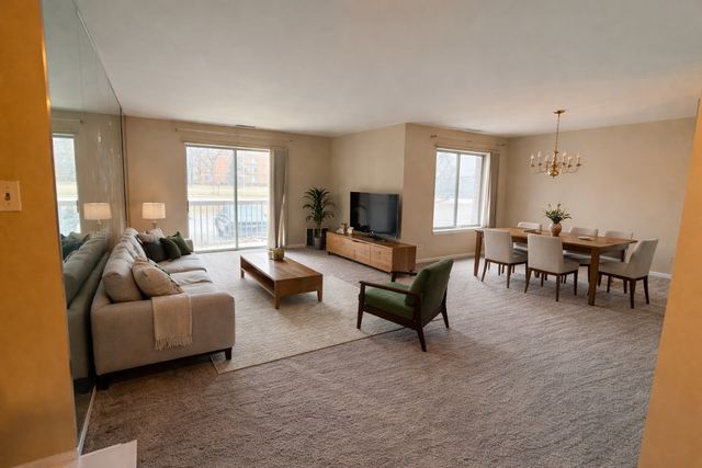 2201 S Grace Street 106, Lombard, IL 60148