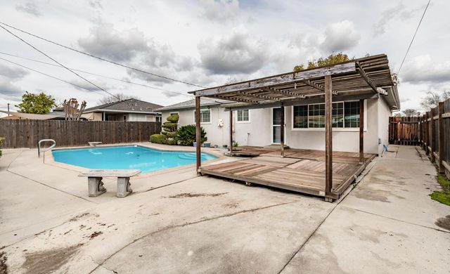 4365 N 5th Street, Fresno, CA 93726