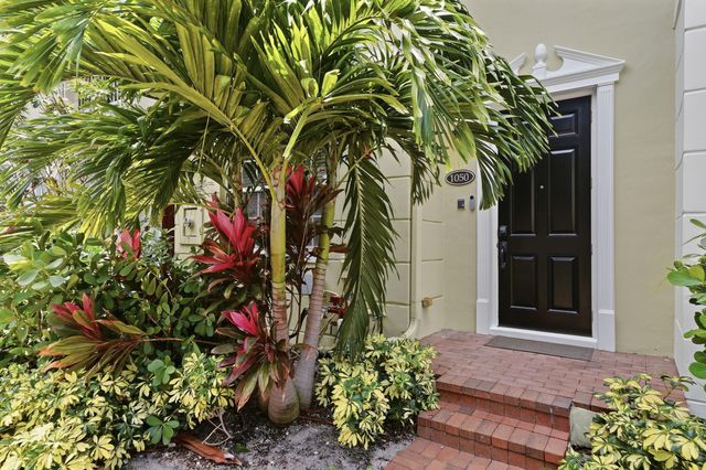 1050 E Heritage Club Circle, Delray Beach, FL 33483