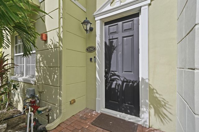 1050 E Heritage Club Circle, Delray Beach, FL 33483