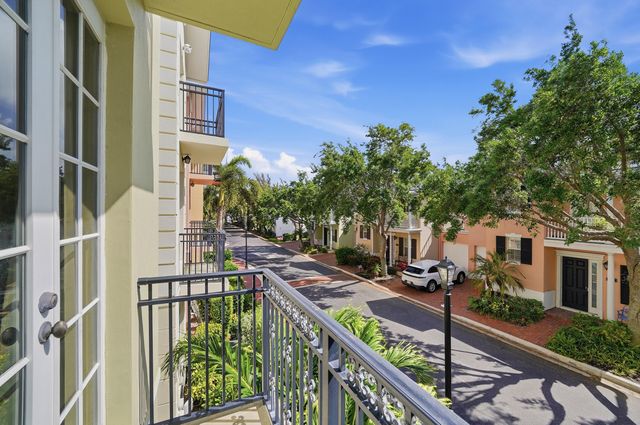 1050 E Heritage Club Circle, Delray Beach, FL 33483