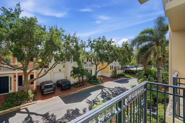 1050 E Heritage Club Circle, Delray Beach, FL 33483