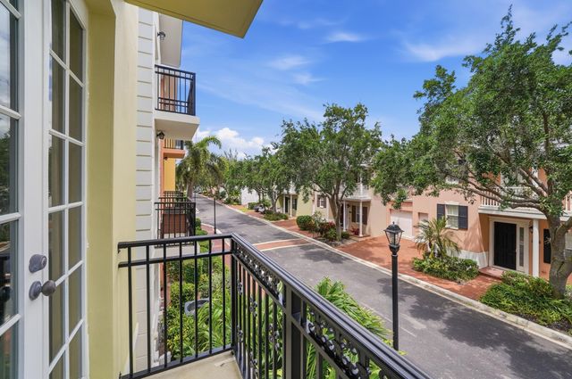 1050 E Heritage Club Circle, Delray Beach, FL 33483