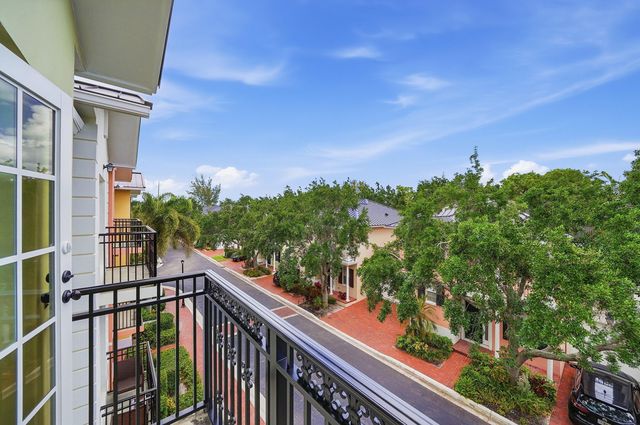 1050 E Heritage Club Circle, Delray Beach, FL 33483