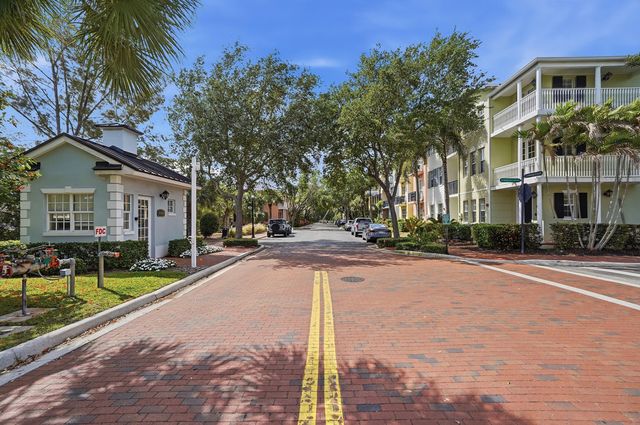 1050 E Heritage Club Circle, Delray Beach, FL 33483