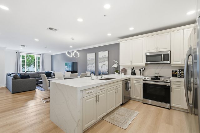 1050 E Heritage Club Circle, Delray Beach, FL 33483