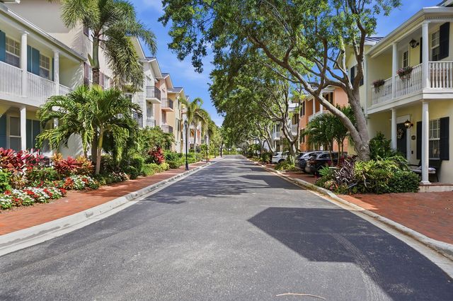 1050 E Heritage Club Circle, Delray Beach, FL 33483