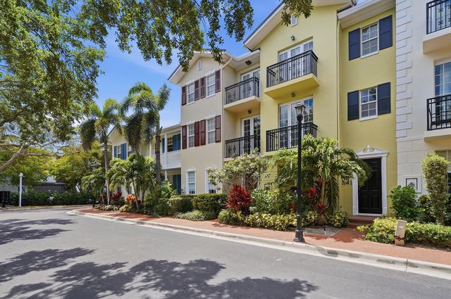 1050 E Heritage Club Circle, Delray Beach, FL 33483