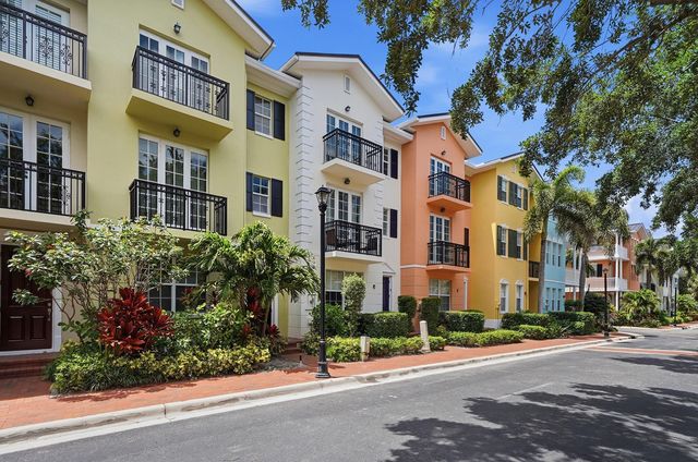 1050 E Heritage Club Circle, Delray Beach, FL 33483