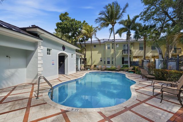 1050 E Heritage Club Circle, Delray Beach, FL 33483