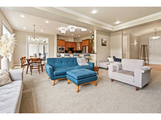 707 N HAYDEN ISLAND Dr 223, Portland, OR 97217