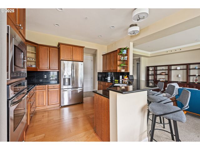 707 N HAYDEN ISLAND Dr 223, Portland, OR 97217