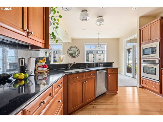 707 N HAYDEN ISLAND Dr 223, Portland, OR 97217