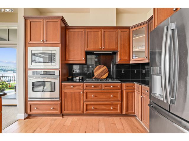 707 N HAYDEN ISLAND Dr 223, Portland, OR 97217