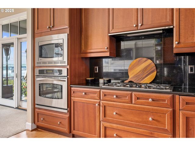 707 N HAYDEN ISLAND Dr 223, Portland, OR 97217