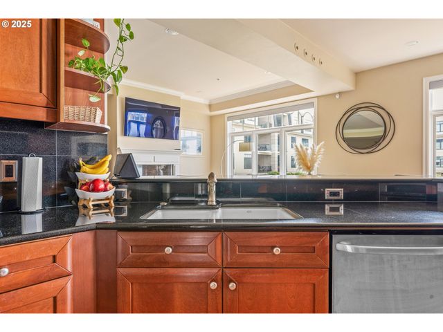 707 N HAYDEN ISLAND Dr 223, Portland, OR 97217