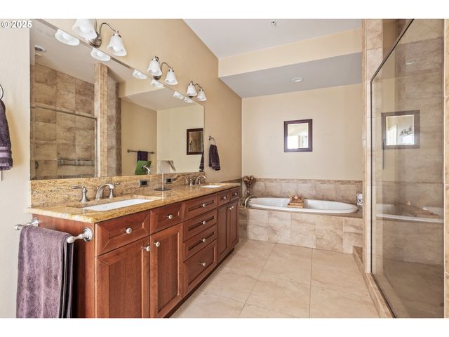 707 N HAYDEN ISLAND Dr 223, Portland, OR 97217