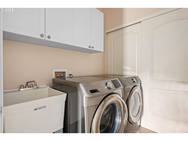 707 N HAYDEN ISLAND Dr 223, Portland, OR 97217