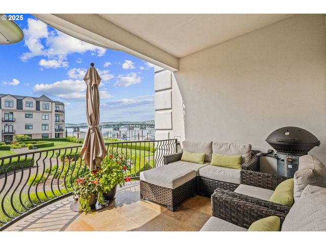 707 N HAYDEN ISLAND Dr 223, Portland, OR 97217