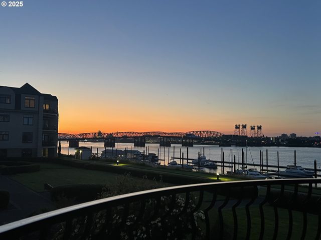 707 N HAYDEN ISLAND Dr 223, Portland, OR 97217