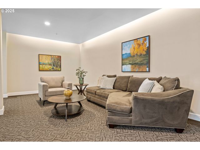 707 N HAYDEN ISLAND Dr 223, Portland, OR 97217