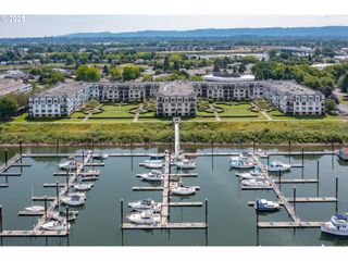 707 N HAYDEN ISLAND Dr 223, Portland, OR 97217
