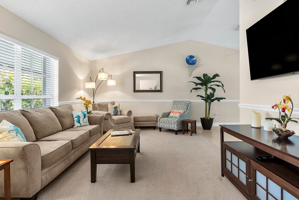 Image 8 of property listing at 355 86th Terrace S, West Palm Beach, FL 33411