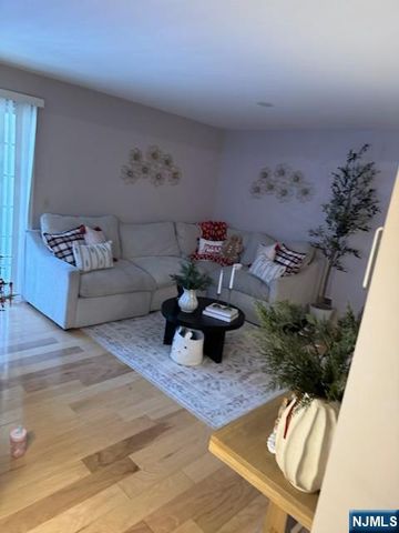 1048 Ash, Mahwah, NJ 07430