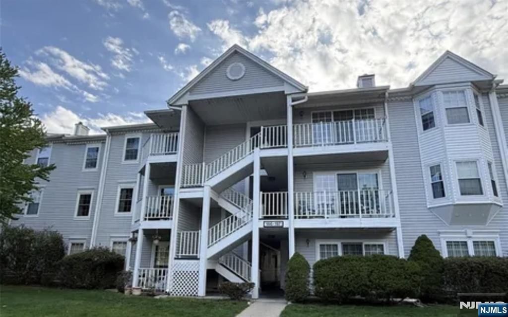 1048 Ash, Mahwah, NJ 07430