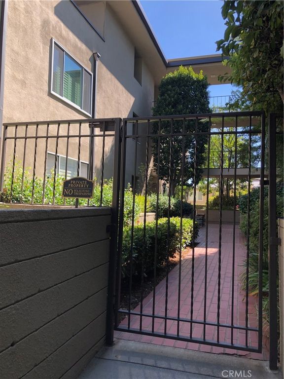 380 S Orange Grove Bl 8, Pasadena, CA 91105 — exterior