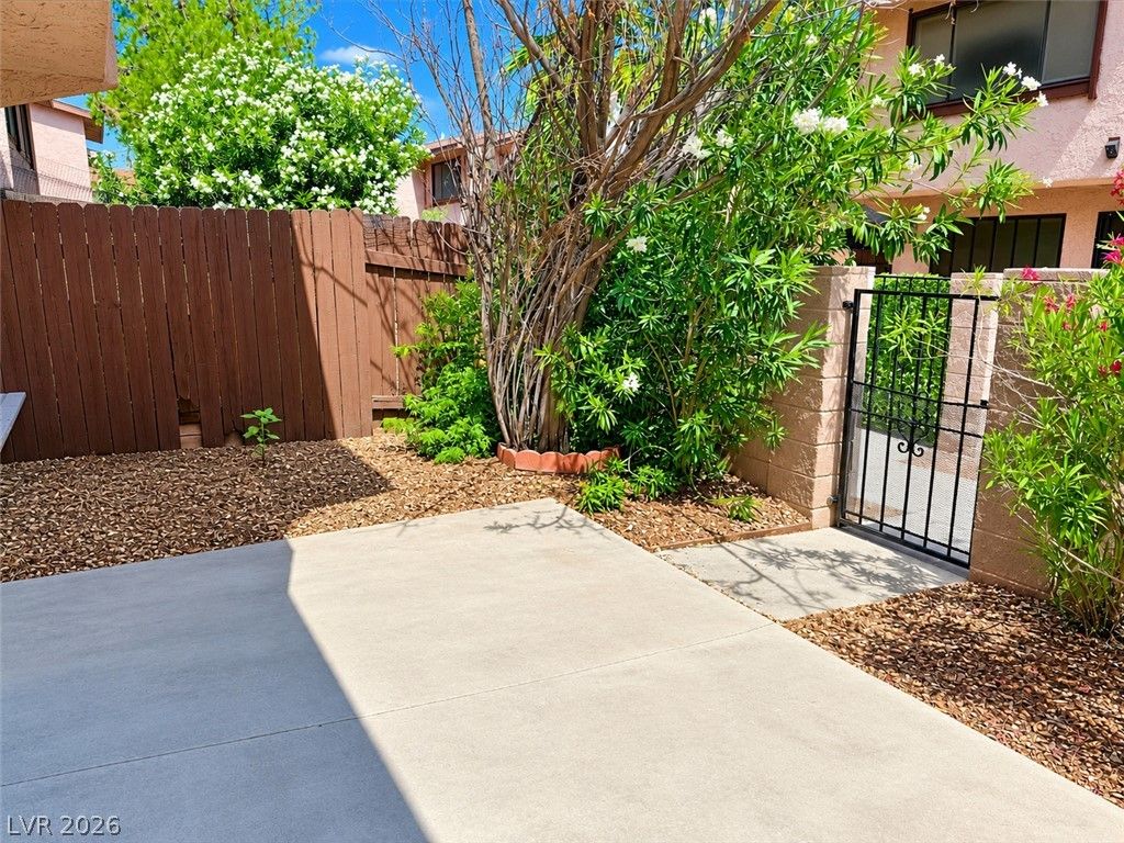 4338 Caliente Street 12, Las Vegas, NV 89119 — photo 2